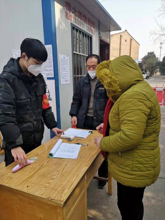 18会计二班员工尤澍钦,在河南省洛阳市涧西区工农办事处尤东社区做志愿者,负责为附近居民宣传抗击疫情信息和街道消毒,参加社区执勤、登记社区内出入人员信息、测量体温。