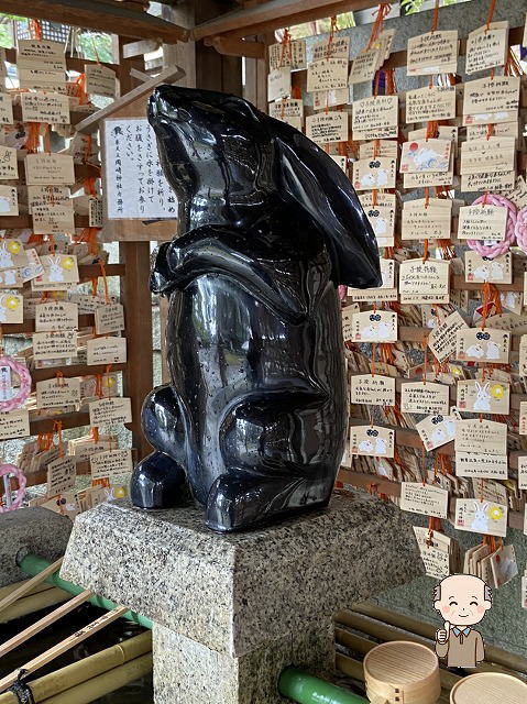岡崎神社の黒い子授けうさぎ像